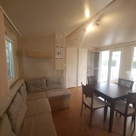 Mobil-home Proche De La *